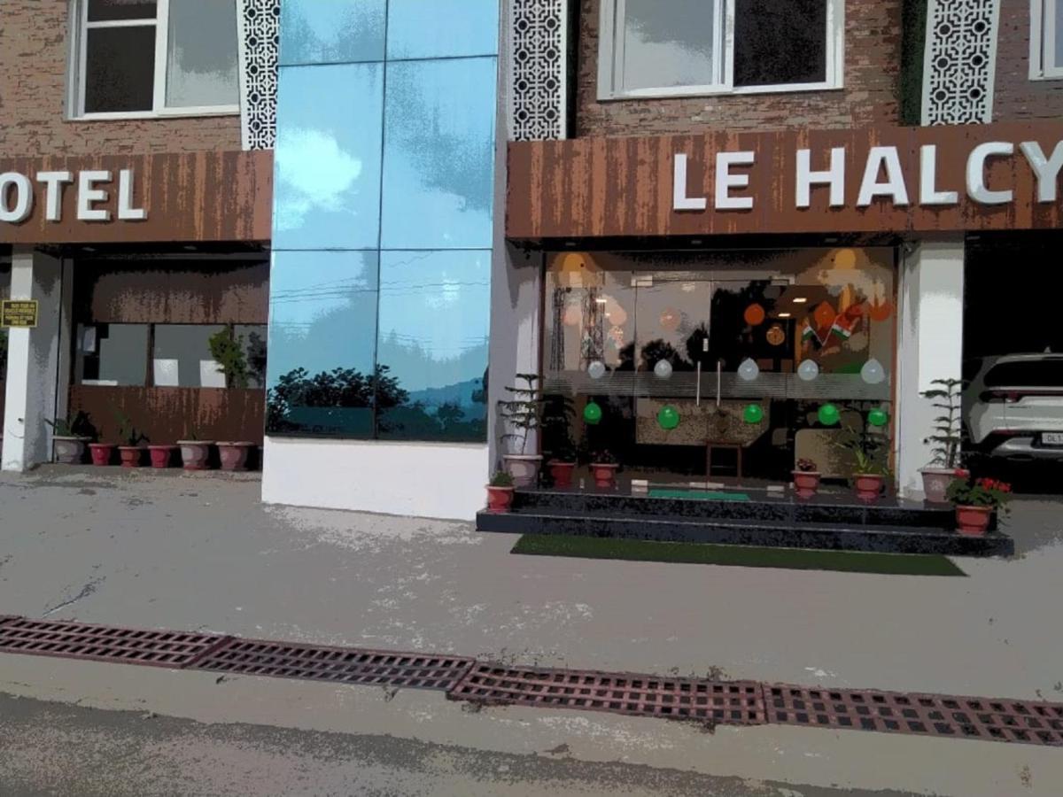 Hotel Le Halcyon Solan Esterno foto
