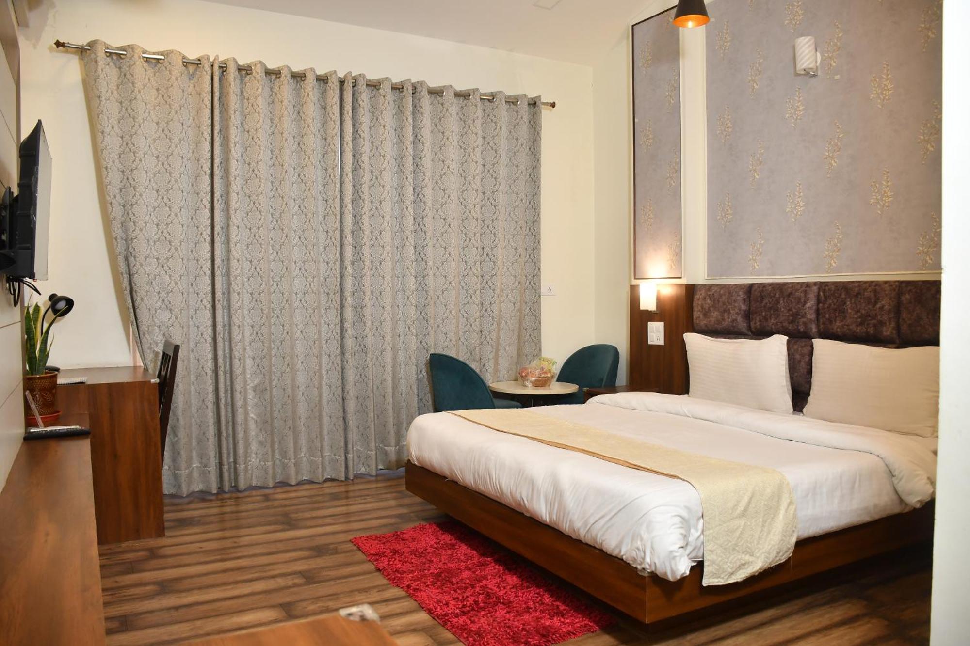 Hotel Le Halcyon Solan Esterno foto