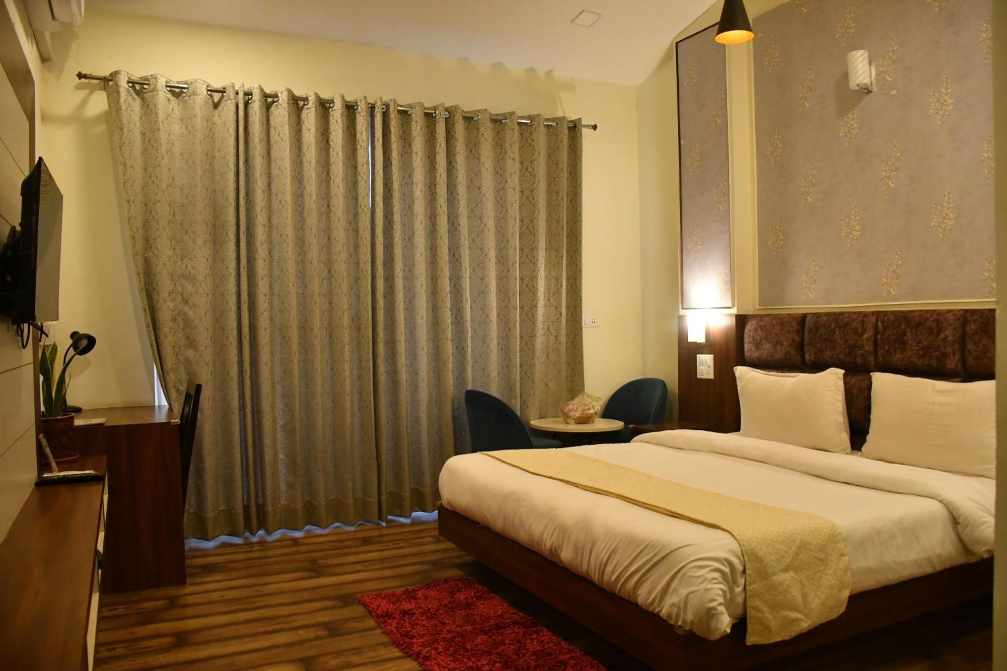 Hotel Le Halcyon Solan Esterno foto